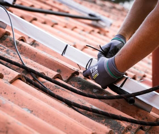 Pose des rails de fixation sur la toiture