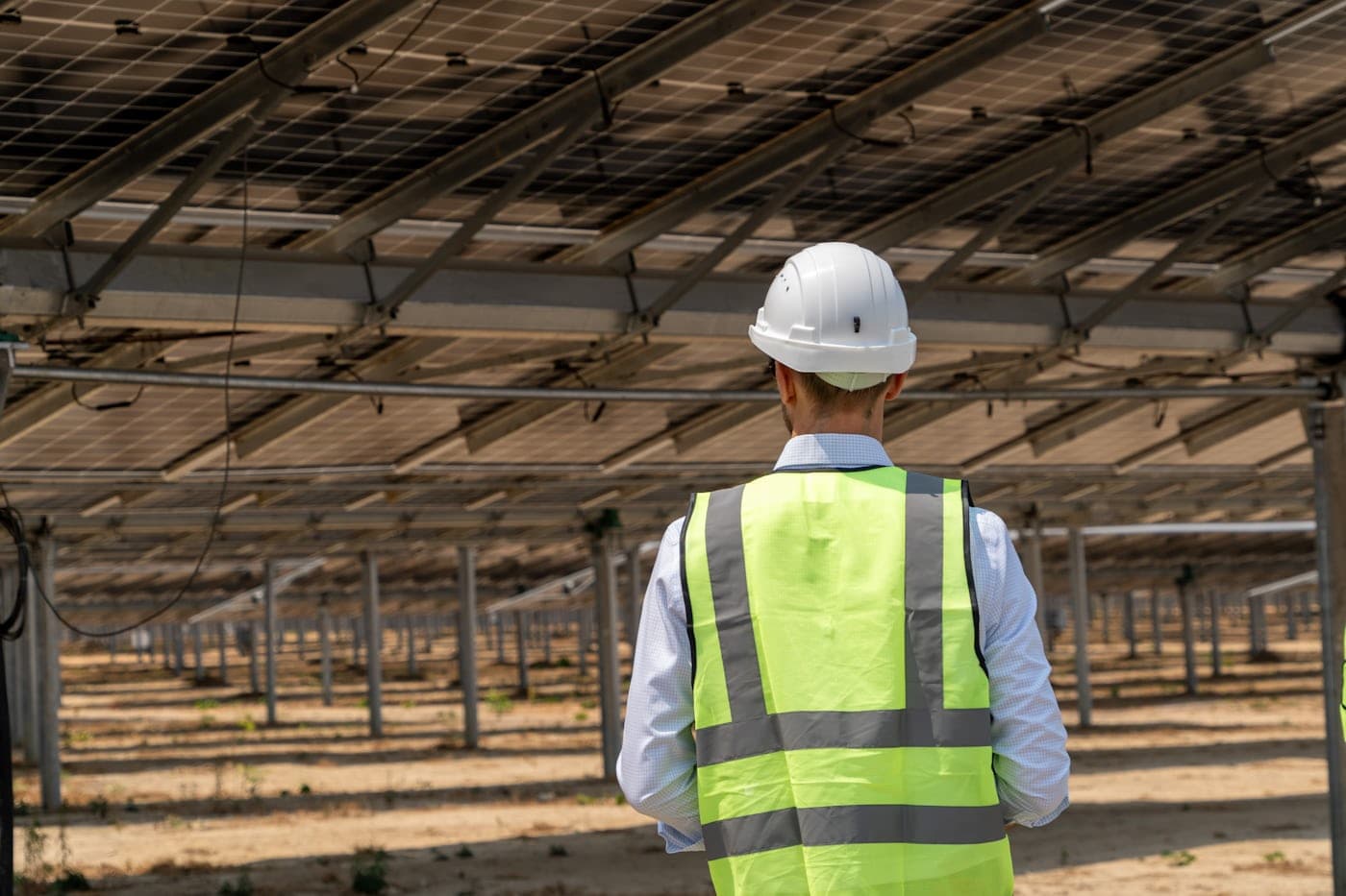 Ingénieur inspectant une centrale solaire au sol